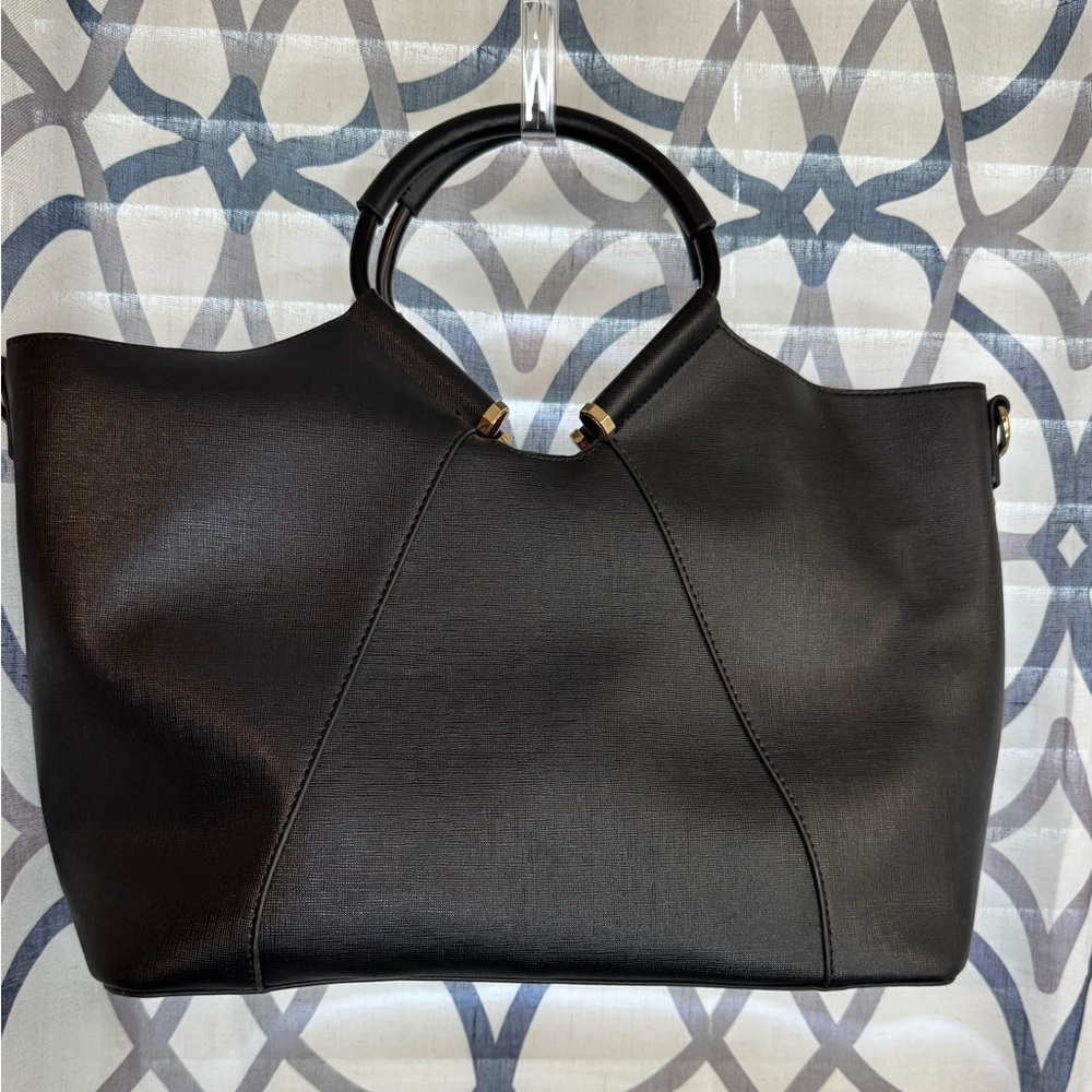 Elegant Black Handbag with Gold Accents - Picture 2 of 6